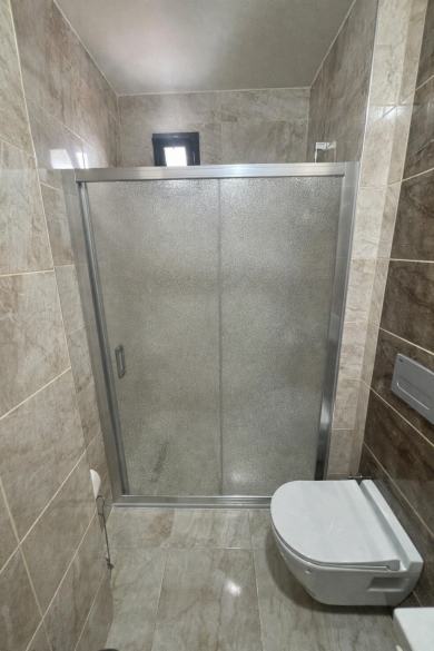 Düz Cephe Tek Kapı Açılır Parlak Profilli Duşakabin Düz Cephe Tek Kapı Açılır Parlak Profilli Duşakabin