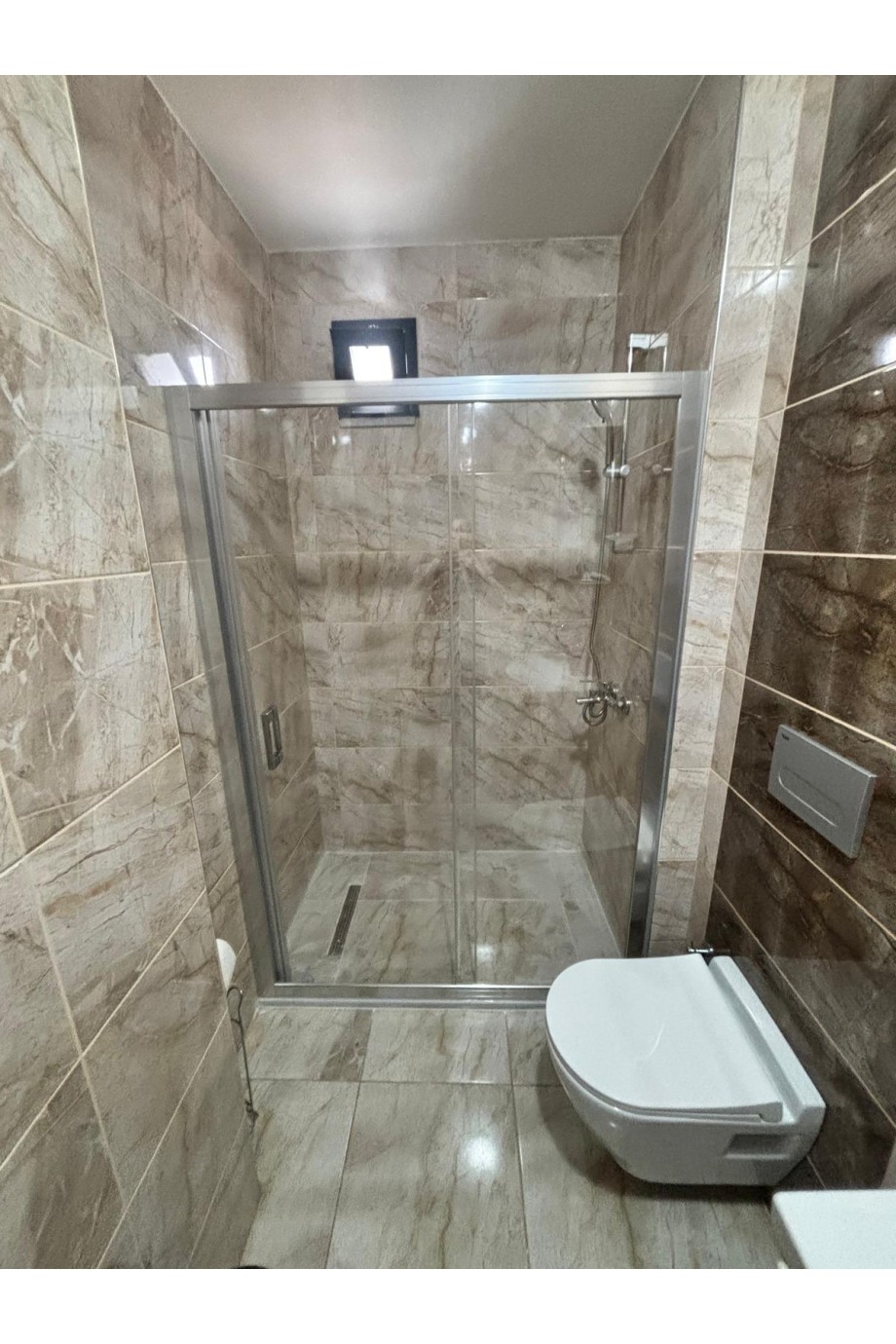 Düz Cephe Tek Kapı Açılır Parlak Profilli Duşakabin